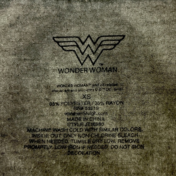 WOMENS WONDER WOMAN V NECK SHORT SLEEVE TEE XS - Picture 6 of 6